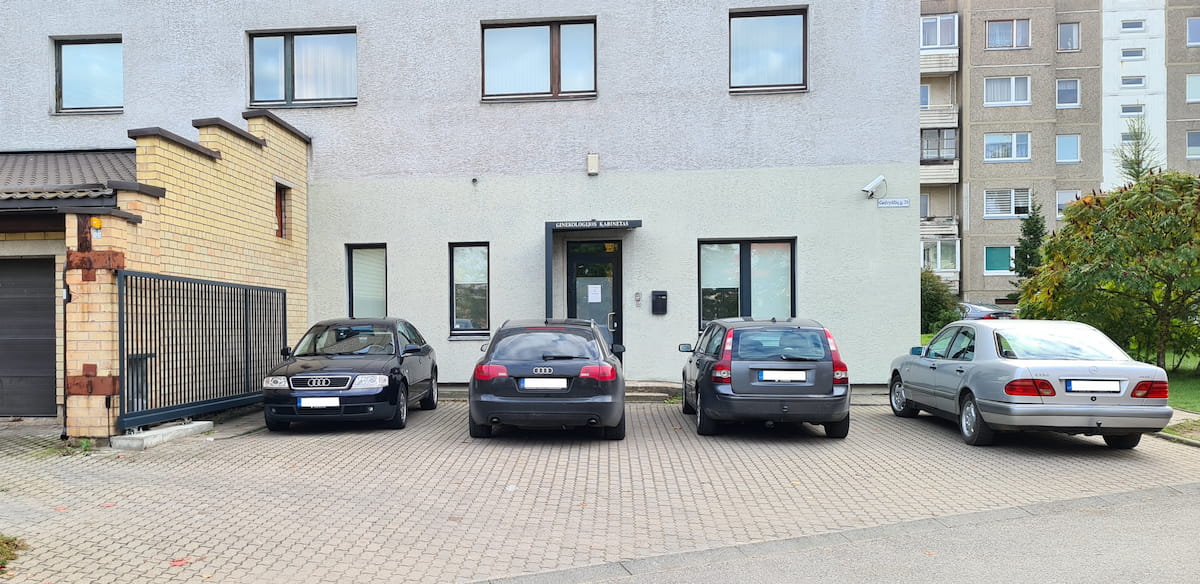 Įėjimas į G. Karpenko kliniką Gedvydžių gatvėje 25, Vilniuje